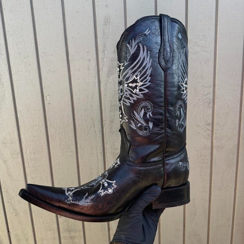 #86 Cracked Effect Leather Boot in Black Color with Wing Embroidery Details, Sty